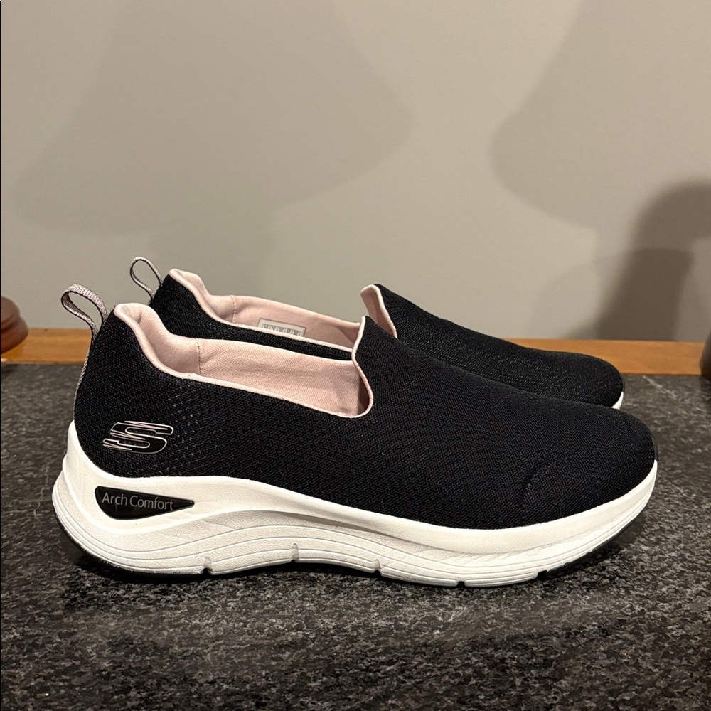 Skechers Arch Comfort Women's Black Slip-On Shoes size 10. EUC